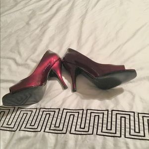 Shining burgundy peep toe shoes with heels